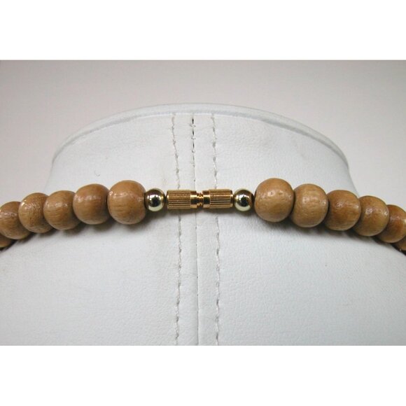 Giraffe Wooden Beaded Necklace With Carved Animal Pendant & Screw Clasp - Picture 4 of 4